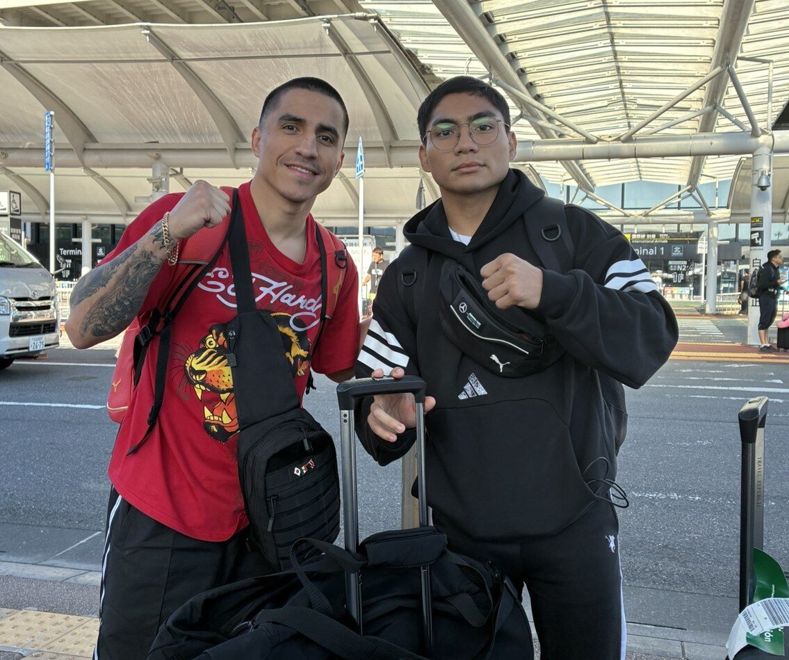 来日したケビン・ゴンサレス（左）とダニエル・ヘスス・ガリド（帝拳ジム提供）
