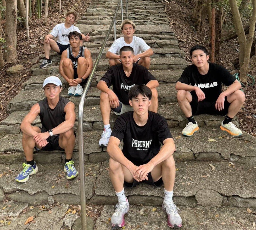 11月26日に初防衛戦を控えるWBA世界ミニマム級王者石井武志（前列左端）ら大橋ジム勢が和歌山・白浜町で強化合宿（大橋ジム提供）