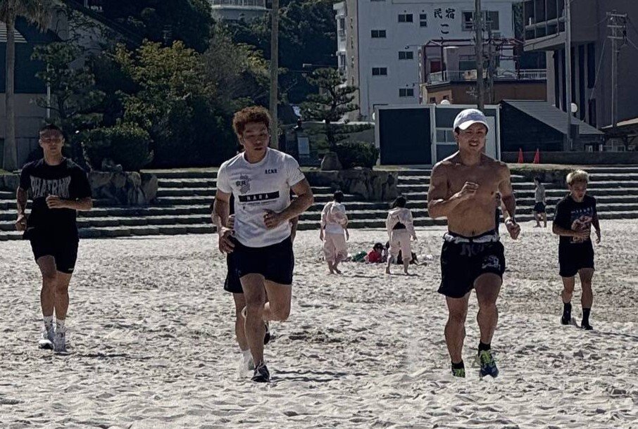 11月26日に初防衛戦を控えるWBA世界ミニマム級王者石井武志（右端）ら大橋ジム勢が和歌山・白浜町で強化合宿（大橋ジム提供）