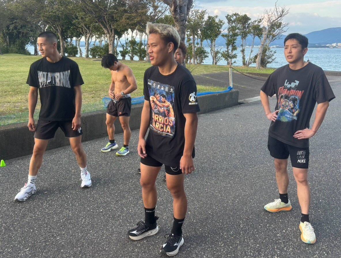 11月26日にプロ3戦目を控える藤木勇我（中央）ら大橋ジム勢が和歌山・白浜町で強化合宿（大橋ジム提供）