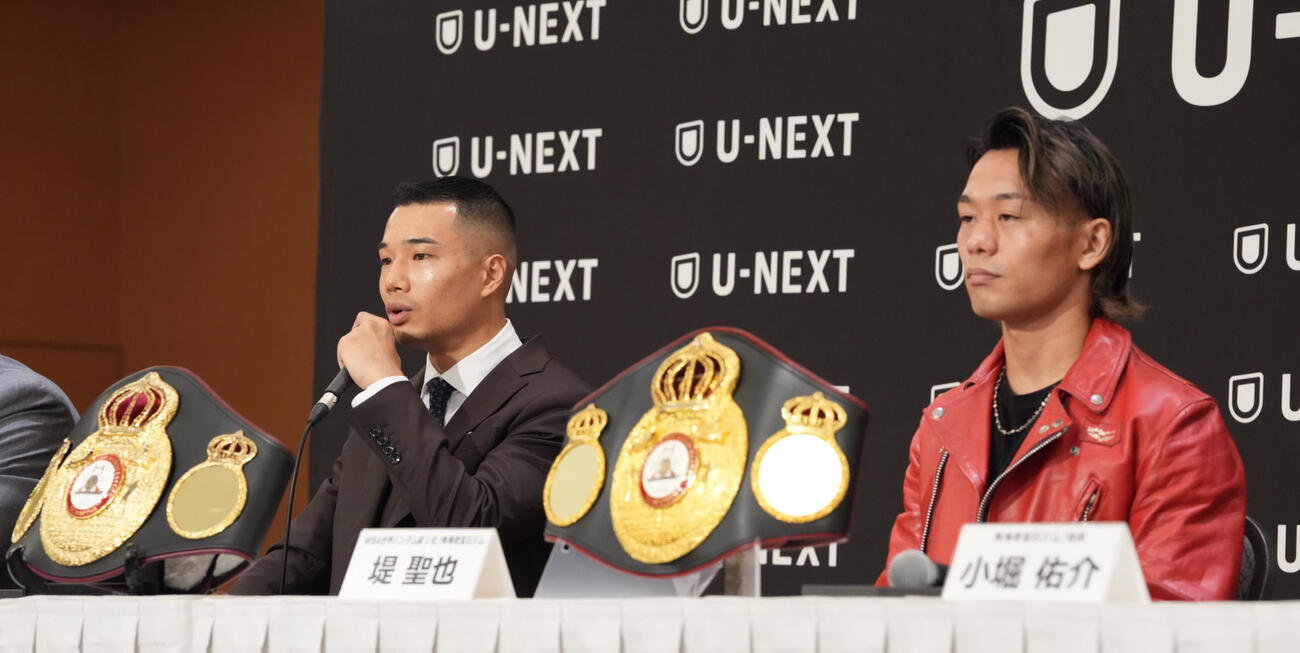 WBA世界バンタム級タイトル戦の記者会見に臨む王者の増田陸（左）と挑戦者の堤聖也（撮影・小沢裕）