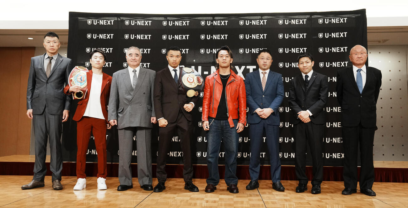 記者会見を終え記念撮影に臨む、左からB.M.Bボクシングジム寺地永会長、WBO世界スーパーフライ級王者の寺地拳四朗、帝拳ジム浜田剛史会長、WBA世界バンタム級王者の増田陸、挑戦者の堤聖也、角海老宝石ジム小堀佑介会長、WBA世界スーパーフライ級挑戦者のユーリ阿久井政悟、倉敷守安ジム守安竜也会長（撮影・小沢裕）