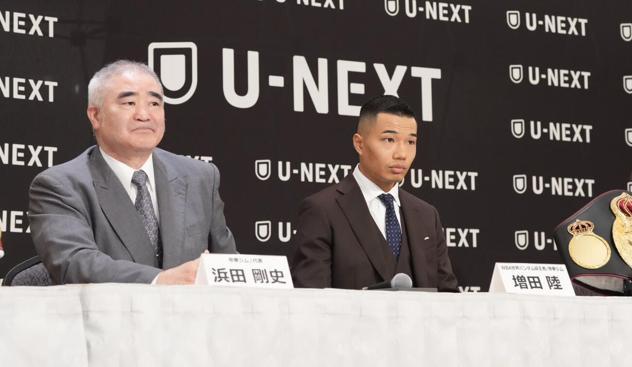 WBA世界バンタム級タイトル戦の記者会見に臨む王者の増田陸。左は帝拳ジム浜田剛史会長（撮影・小沢裕）