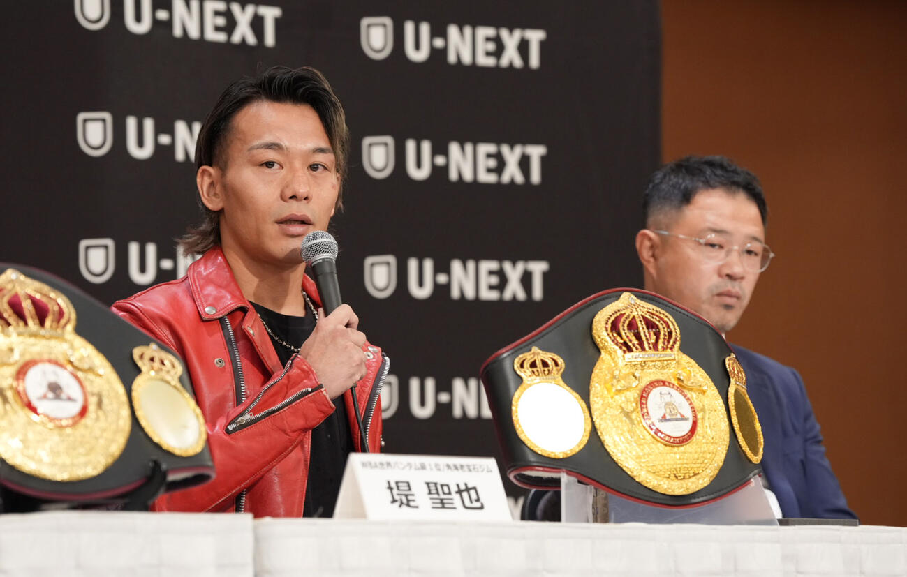 WBA世界バンタム級タイトル戦の記者会見に臨む挑戦者の堤聖也。右は角海老宝石ジム小堀佑介会長（撮影・小沢裕）