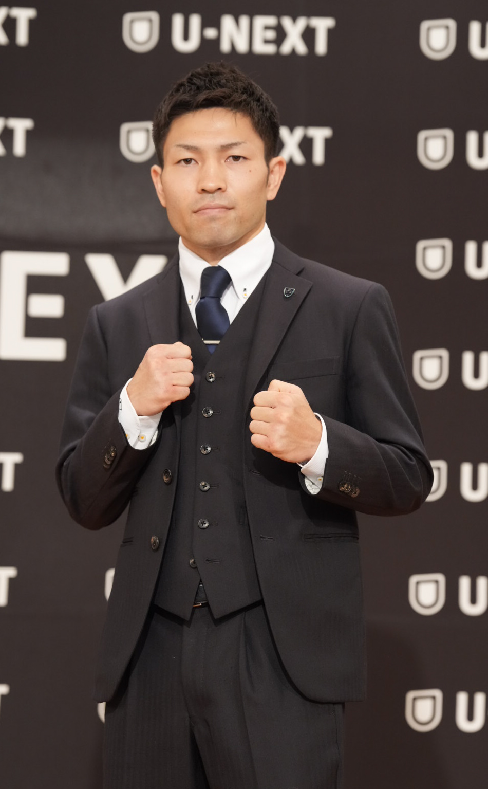 WBA世界スーパーフライ級タイトル戦の記者会見を終えファイティングポーズを見せる挑戦者のユーリ阿久井政悟（撮影・小沢裕）