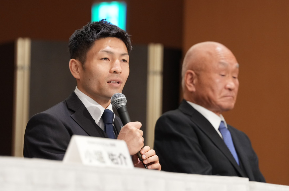 WBA世界スーパーフライ級タイトル戦の記者会見に臨む挑戦者のユーリ阿久井政悟。右は倉敷守安ジム守安竜也会長（撮影・小沢裕）