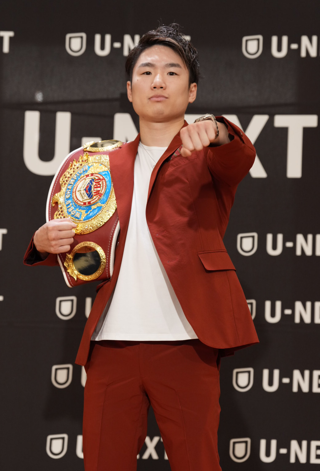 WBO世界スーパーフライ級タイトル戦の記者会見を終えファイティングポーズを見せる王者の寺地拳四朗（撮影・小沢裕）