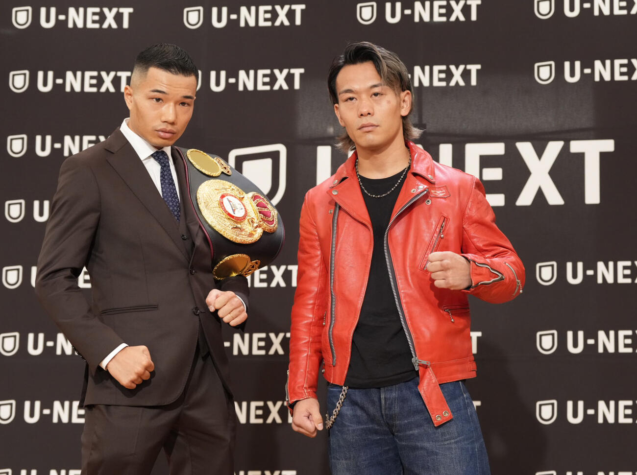 世界バンタム級タイトル戦の記者会見でフォトセッションに臨むWBAバンタム級王者の増田陸（左）と挑戦者の堤聖也（撮影・小沢裕）