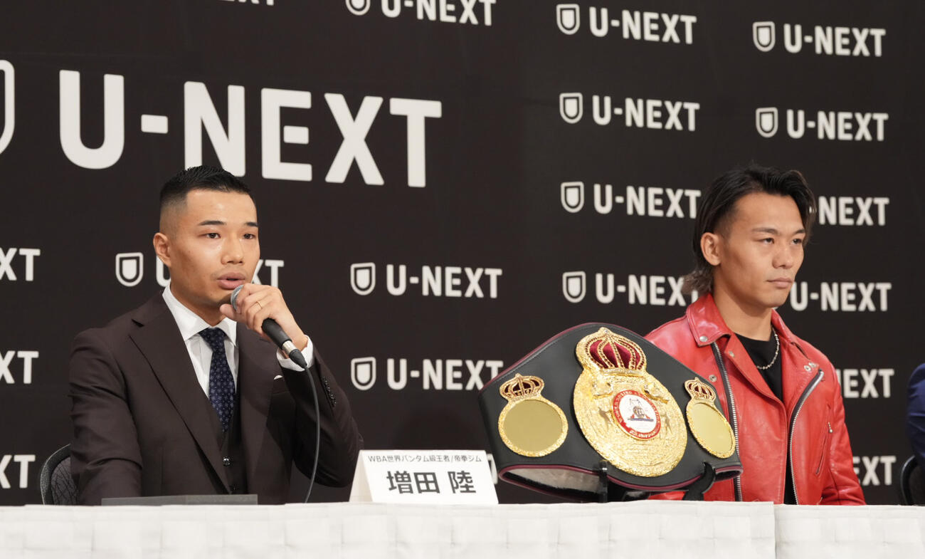 3大世界戦の記者会見に臨むWBAバンタム級王者の増田陸（左）と挑戦者の堤聖也（撮影・小沢裕）