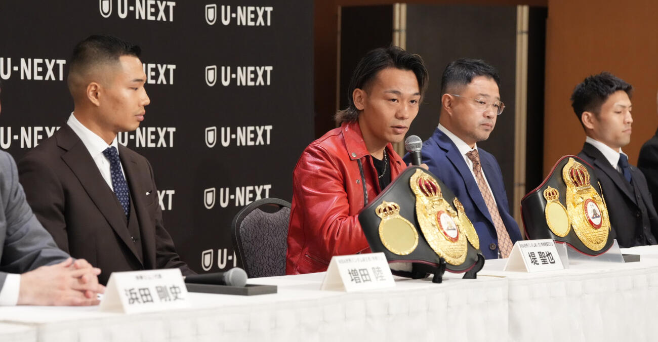 3大世界戦の記者会見に臨むWBAバンタム級王者の増田陸（左）と挑戦者の堤聖也（撮影・小沢裕）