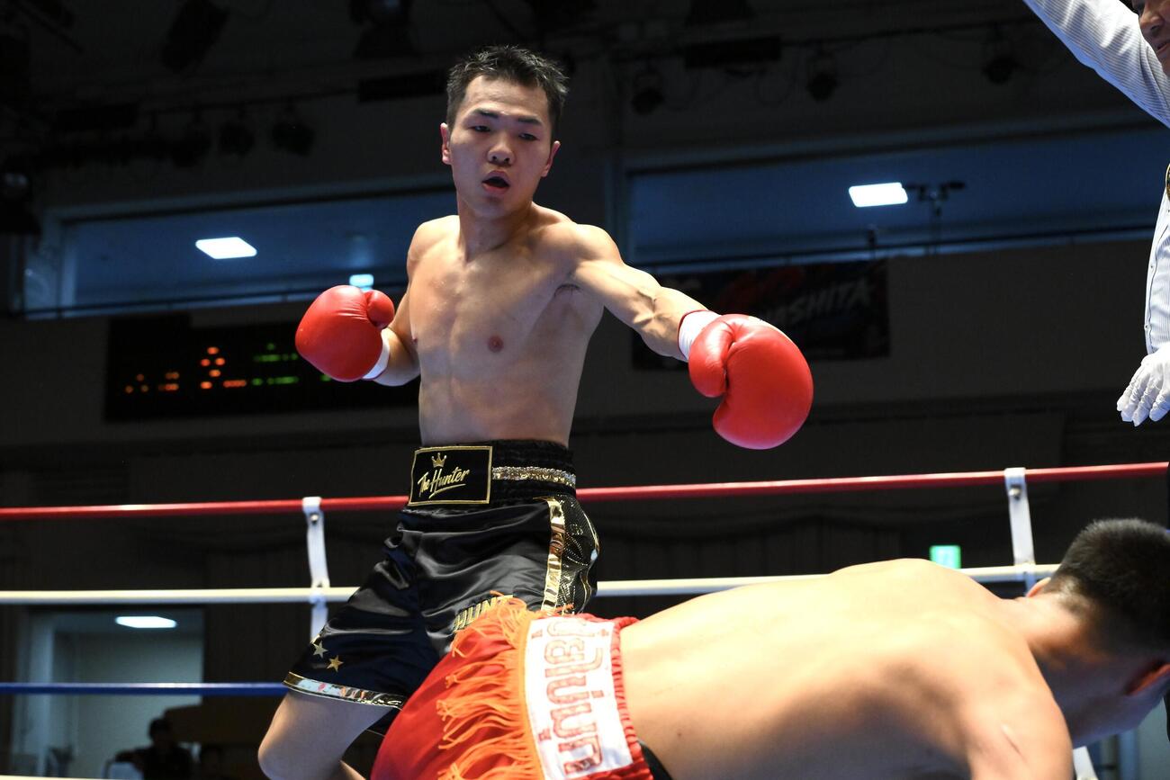 2回、平塚駿之介はナタノン・トーンチャイのボディーからダウンを奪う（撮影・滝沢徹郎）