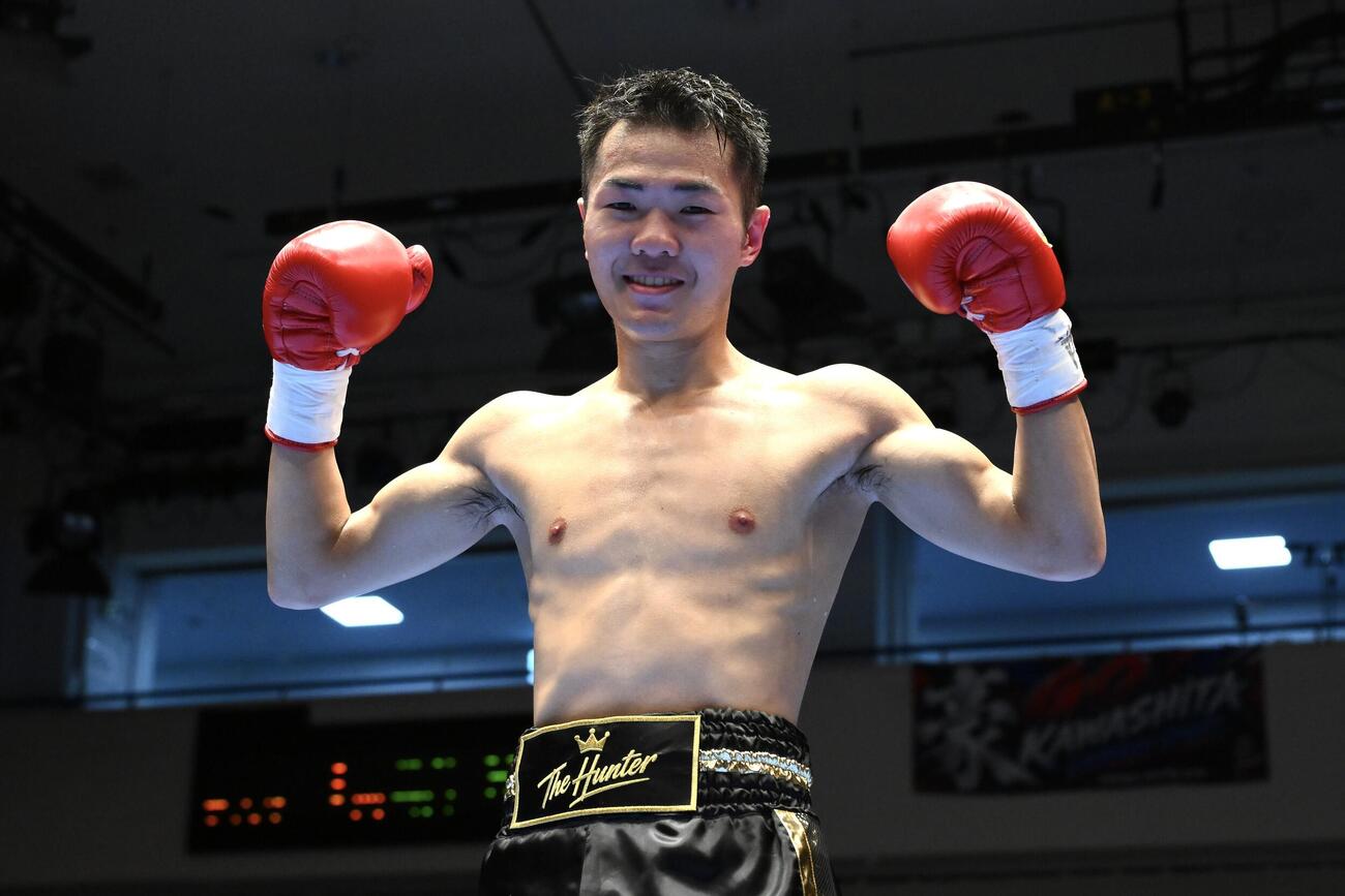 デビュー戦を勝利しガッツポーズする平塚駿之介（撮影・滝沢徹郎）