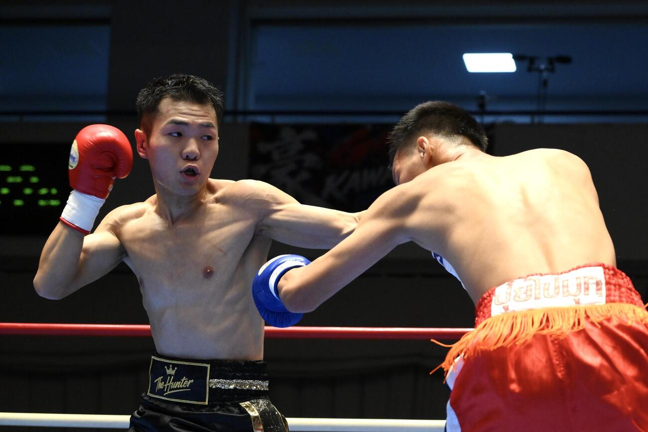 1回、平塚駿之介（左）はナタノン・トーンチャイにパンチを打ち込む（撮影・滝沢徹郎）