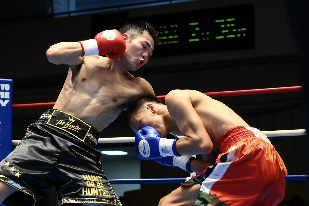 2回、平塚駿之介（左）はナタノン・トーンチャイのボディーにパンチを打ち込む（撮影・滝沢徹郎）