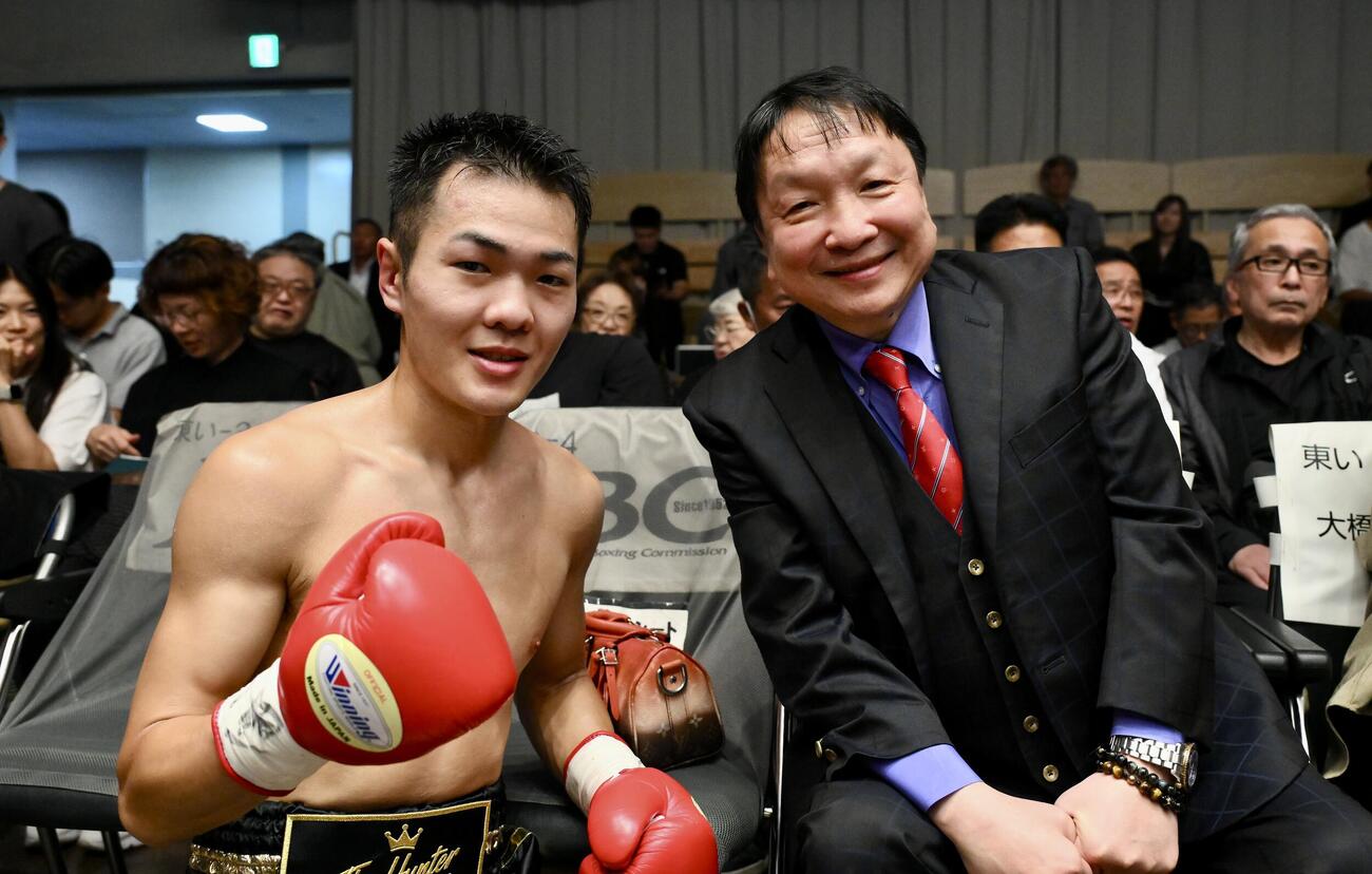 デビュー戦に勝利した平塚駿之介（左）は大橋秀行会長と記念撮影する（撮影・滝沢徹郎）