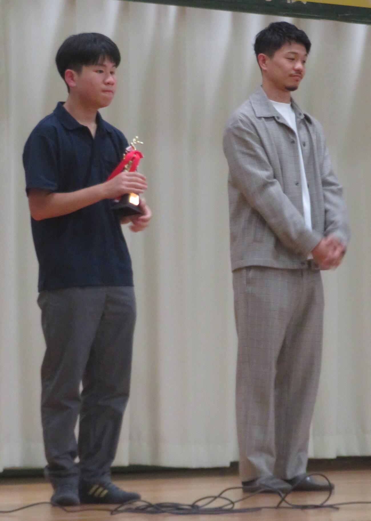 相模原・小山中3年生に向けた講演会に出席した中谷潤人（右）とブラインドボクシング選手の工藤聖真さん
