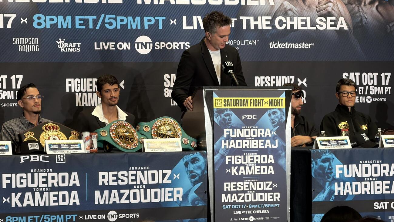 米ラスベガスでWBA世界フェザー級王者ブランドン・フィゲロア（左端）とともに会見した挑戦者の同級3位亀田和毅（右端）（TMKジム提供）