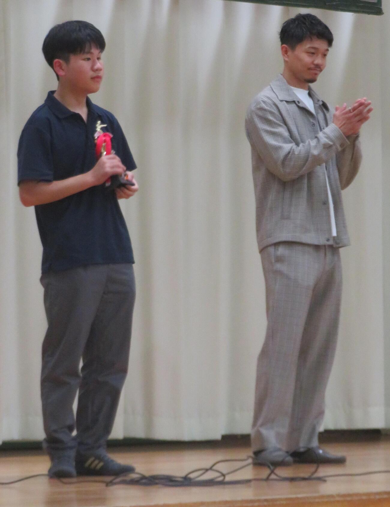 相模原・小山中3年生に向けた講演会に出席した中谷潤人（右）とブラインドボクシング選手の工藤聖真さん