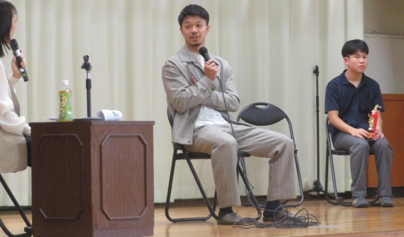 相模原・小山中3年生に向けた講演会に出席した中谷潤人（中央）とブラインドボクシングの選手となる工藤聖真さん（右端）