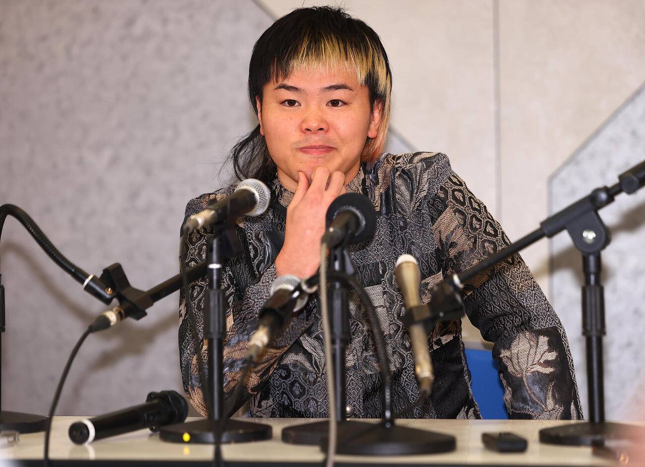 緊急非公式会見を行う那須川天心（撮影・野上伸悟）