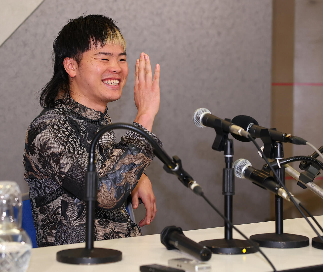 緊急非公式会見を行う那須川天心（撮影・野上伸悟）