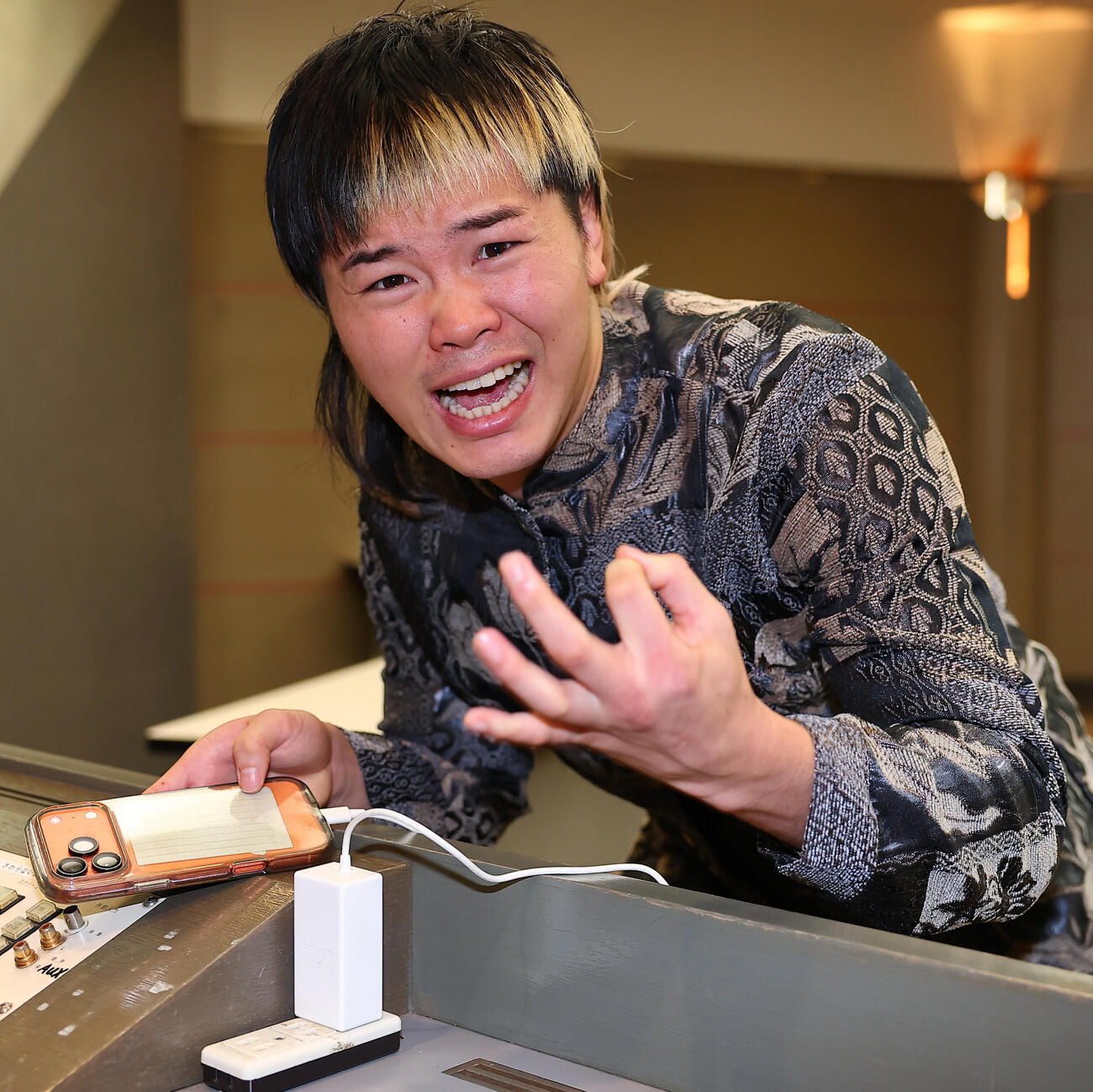 緊急非公式会見を行った那須川天心は、炎上騒動の余波でスマホの充電が追いつかず、「電気代、返せ！」と訴える（撮影・野上伸悟）