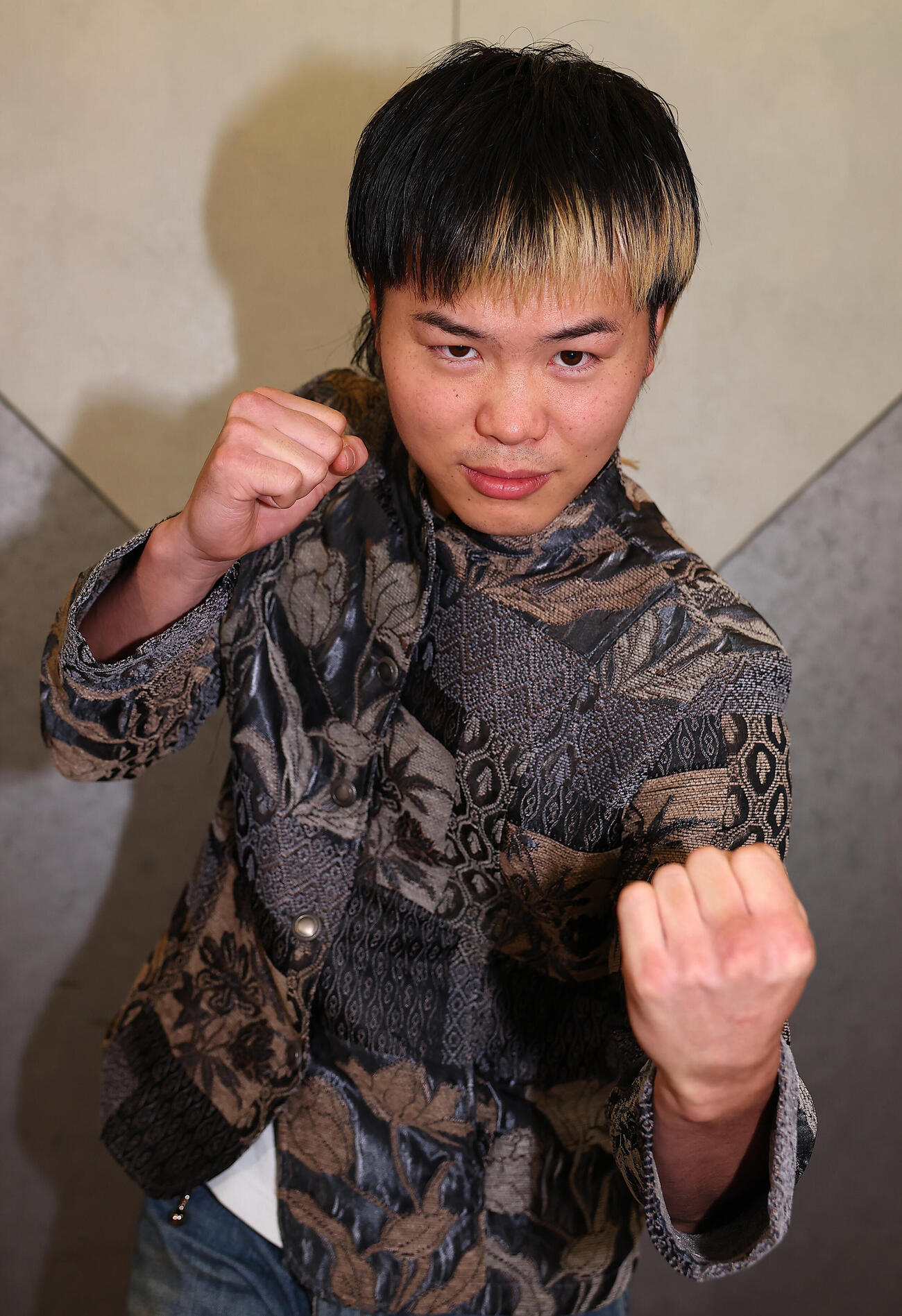 緊急非公式会見を行った那須川天心は、「これからは拳闘をやりたい」とポーズ（撮影・野上伸悟）