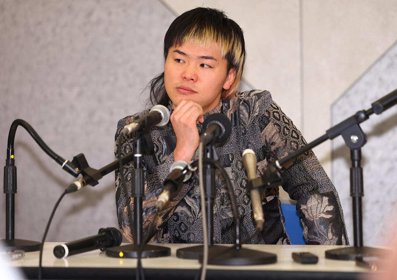 緊急非公式会見を行う那須川天心（撮影・野上伸悟）