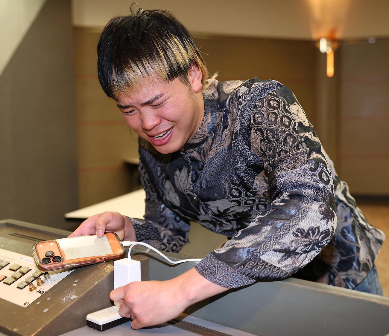 緊急非公式会見を行った那須川天心は、炎上騒動の余波でスマホの充電が追いつかず、「電気代、返せ！」と訴える（撮影・野上伸悟）