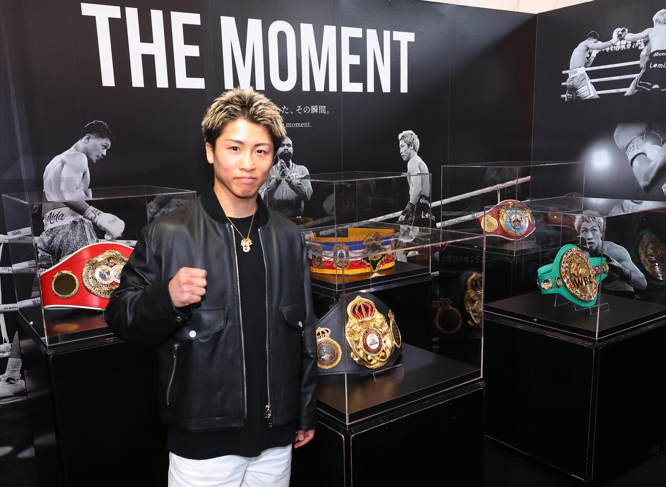 「井上尚弥THE DAY展」を内覧する4団体統一スーパーバンタム級王者井上尚弥（撮影・中島郁夫）