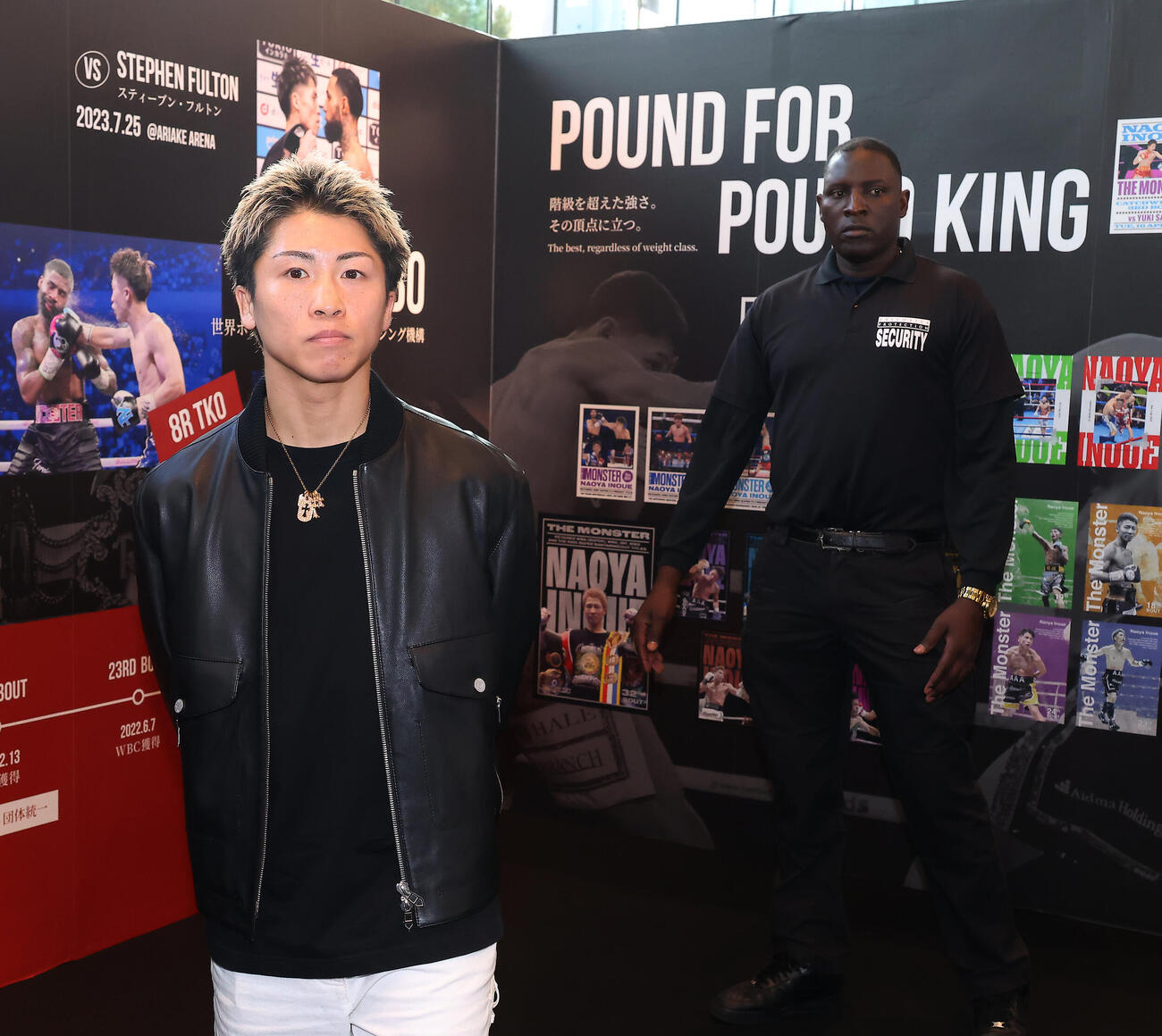 「井上尚弥THE DAY展」を内覧する4団体統一スーパーバンタム級王者井上尚弥（左）（撮影・中島郁夫）