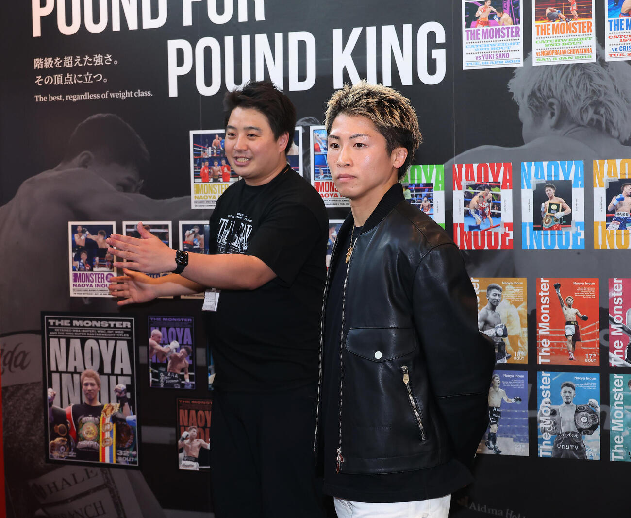 「井上尚弥THE DAY展」を内覧する4団体統一スーパーバンタム級王者井上尚弥（右）（撮影・中島郁夫）