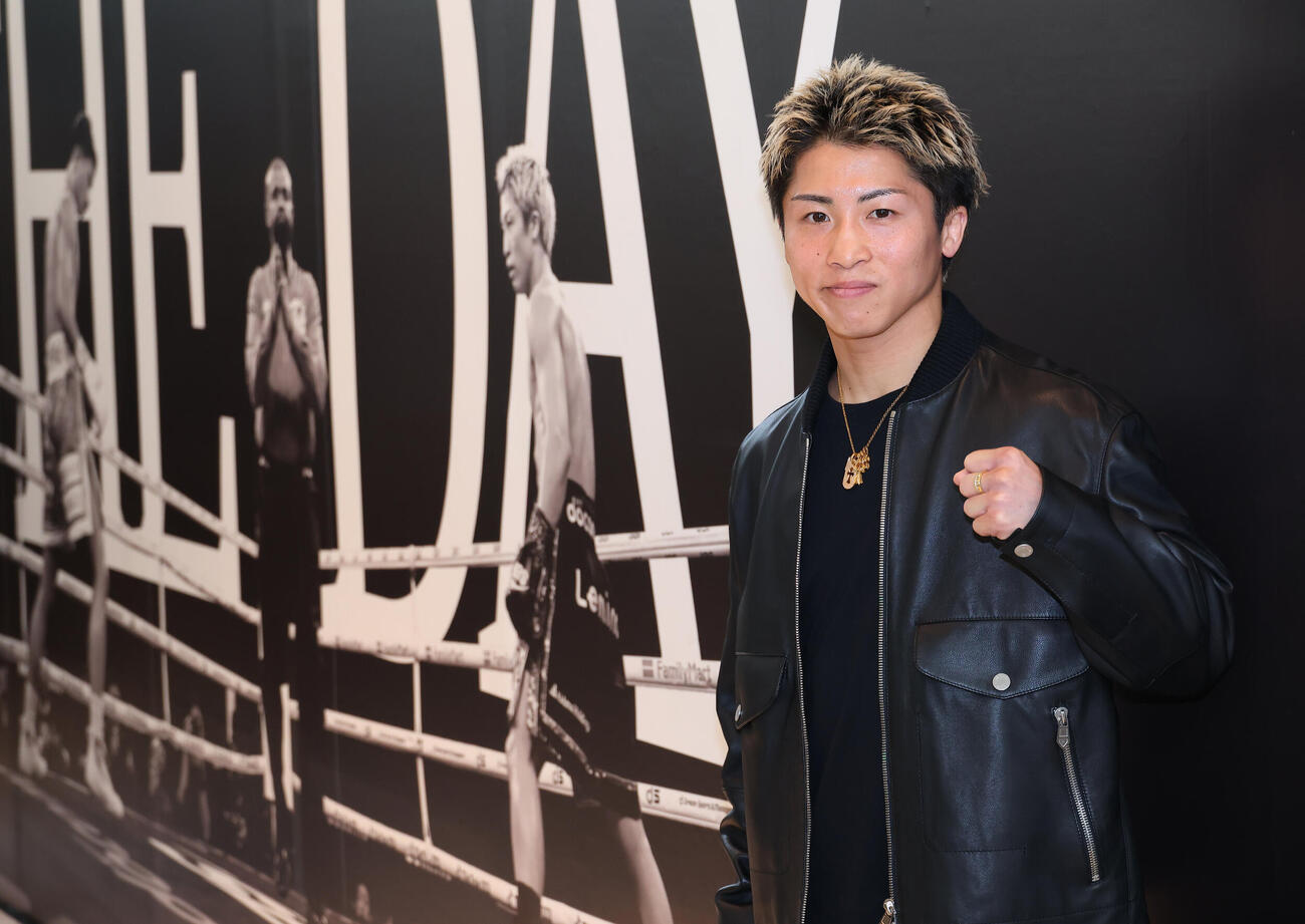 「井上尚弥THE DAY展」を内覧する4団体統一スーパーバンタム級王者井上尚弥（撮影・中島郁夫）