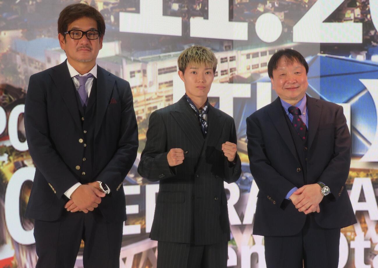 11月26日、EBARA WAVEアリーナおおたでWBA女子世界アトム級挑戦者決定戦に臨む同級2位和田まどか（中央）。左端はDANGANジム芳野一貴マネジャー、右端は大橋ジム大橋秀行会長