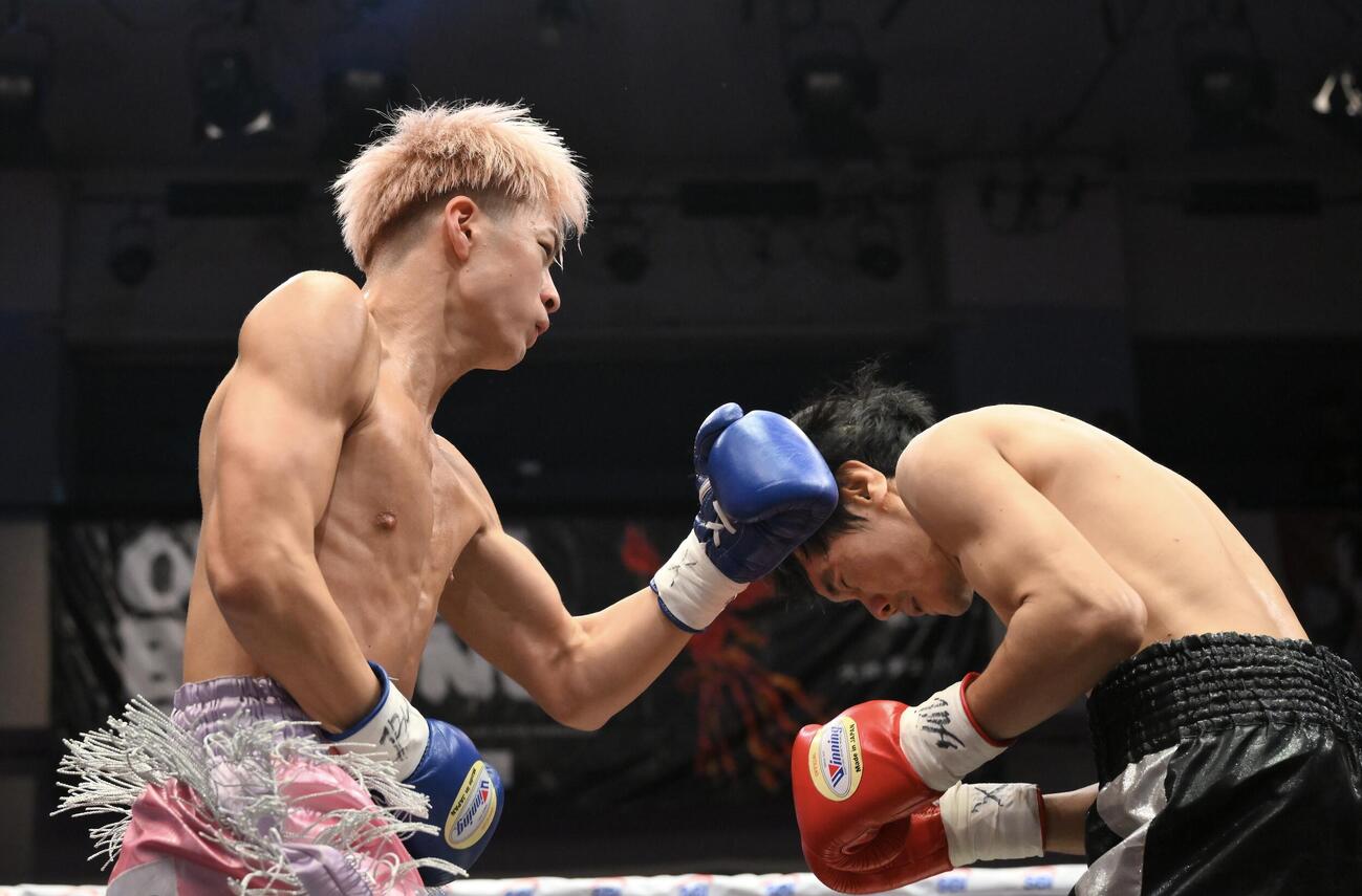 1回、片岡叶夢（左）はジャクパン・サントンにパンチを打ち込む（撮影・滝沢徹郎）