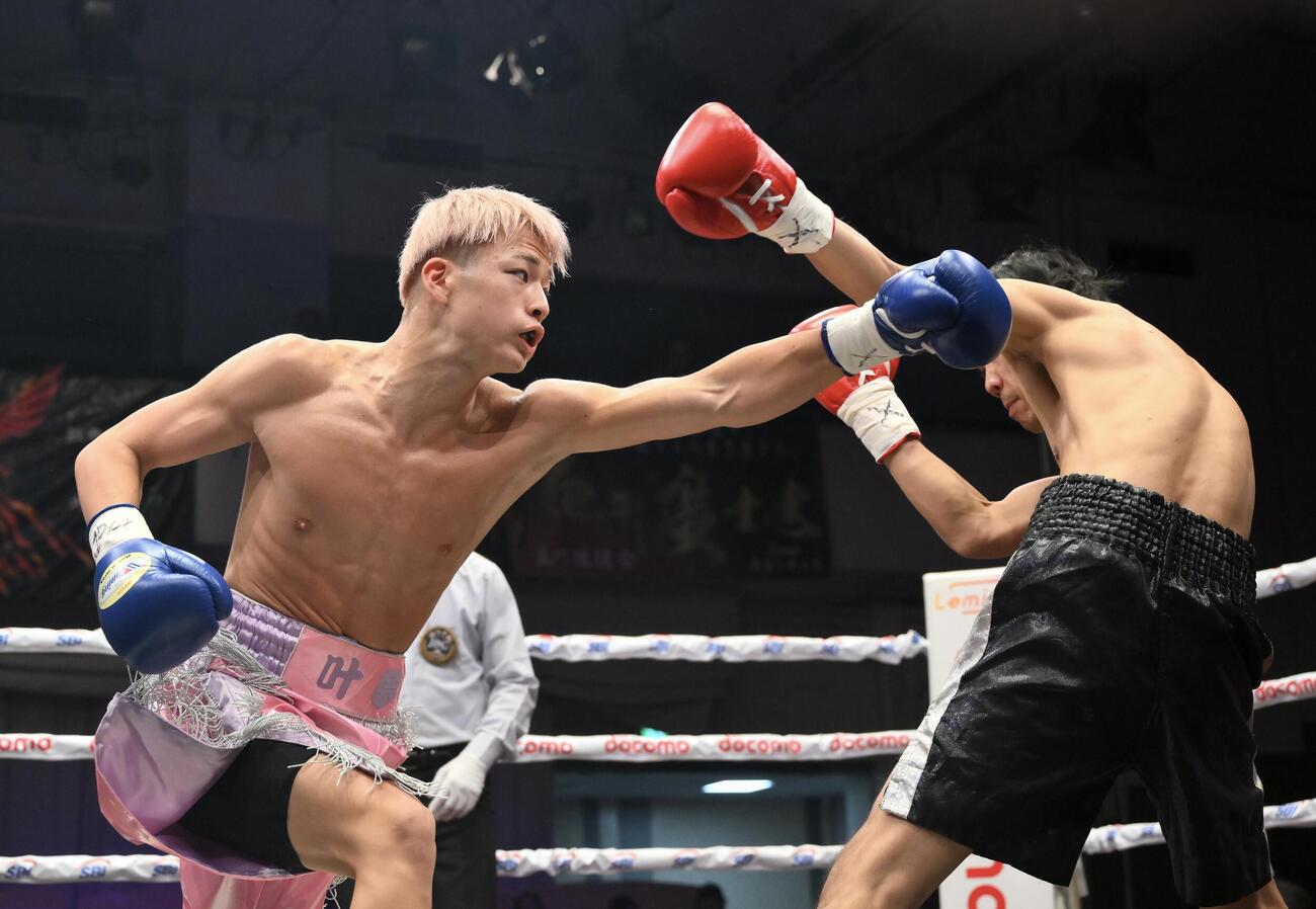 1回、片岡叶夢（左）はジャクパン・サントンにパンチを打ち込む（撮影・滝沢徹郎）