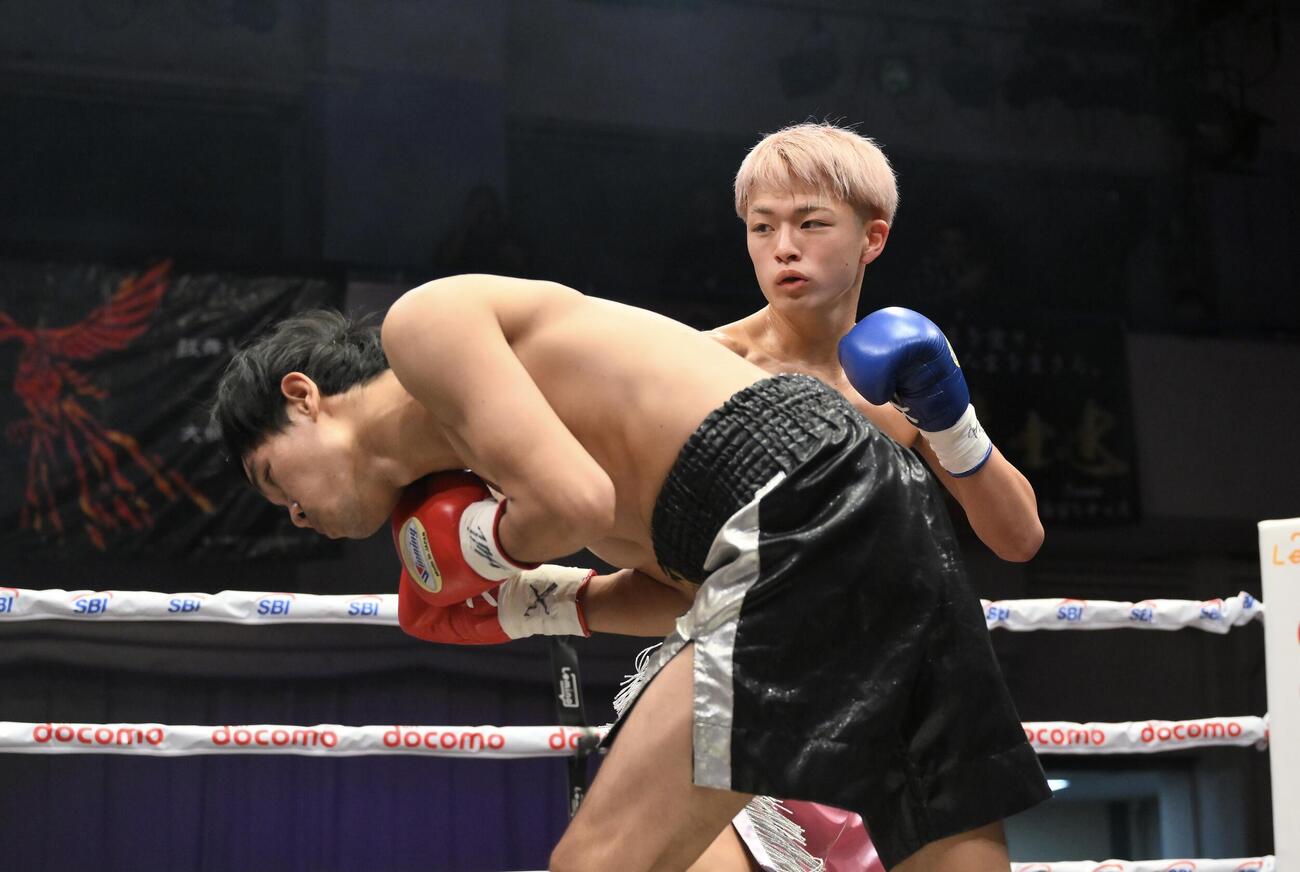 1回、片岡叶夢（右）はジャクパン・サントンにパンチを打ち込む（撮影・滝沢徹郎）