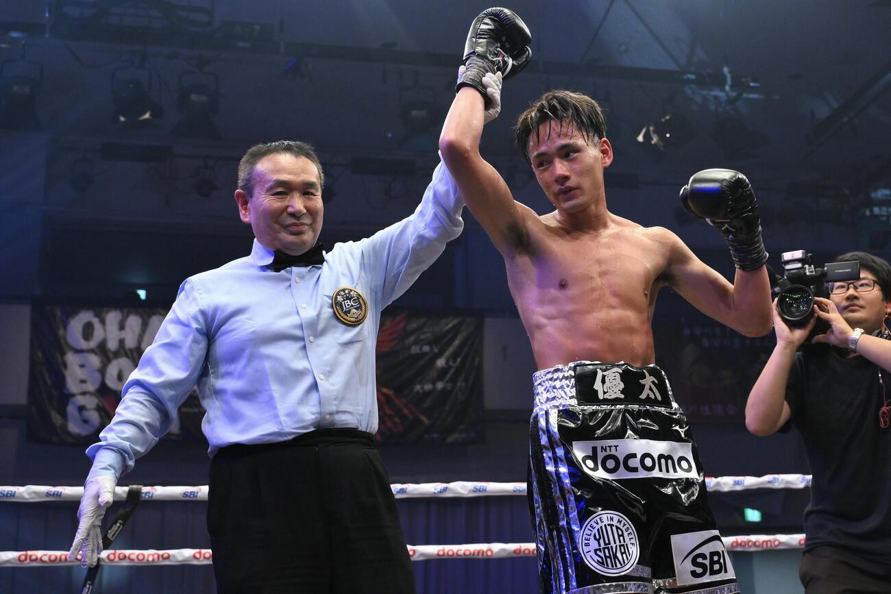 4回、坂井優太（右）はペッチ・ソー・チットパッタナにKO勝ちする（撮影・滝沢徹郎）