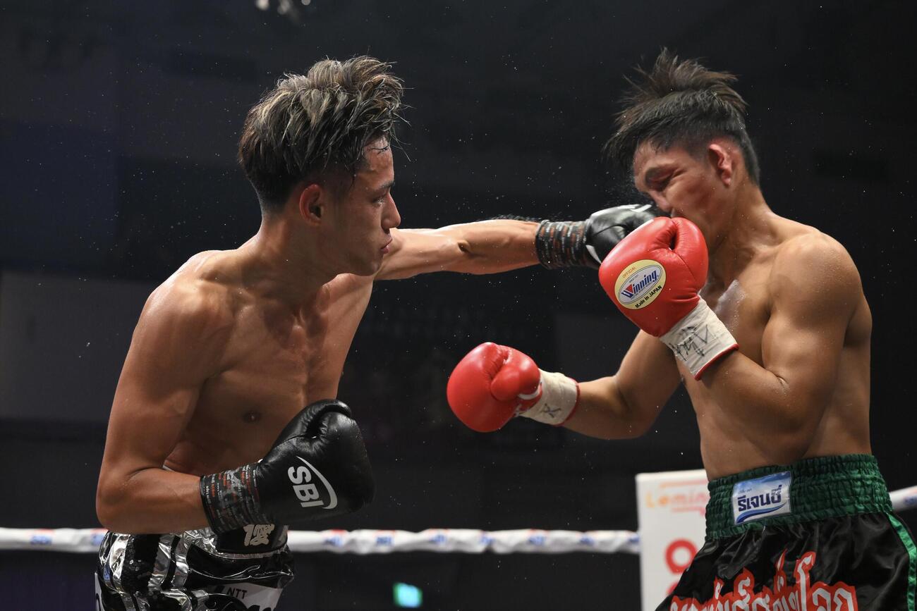 4回、坂井優太（左）はペッチ・ソー・チットパッタナをKOする（撮影・滝沢徹郎）