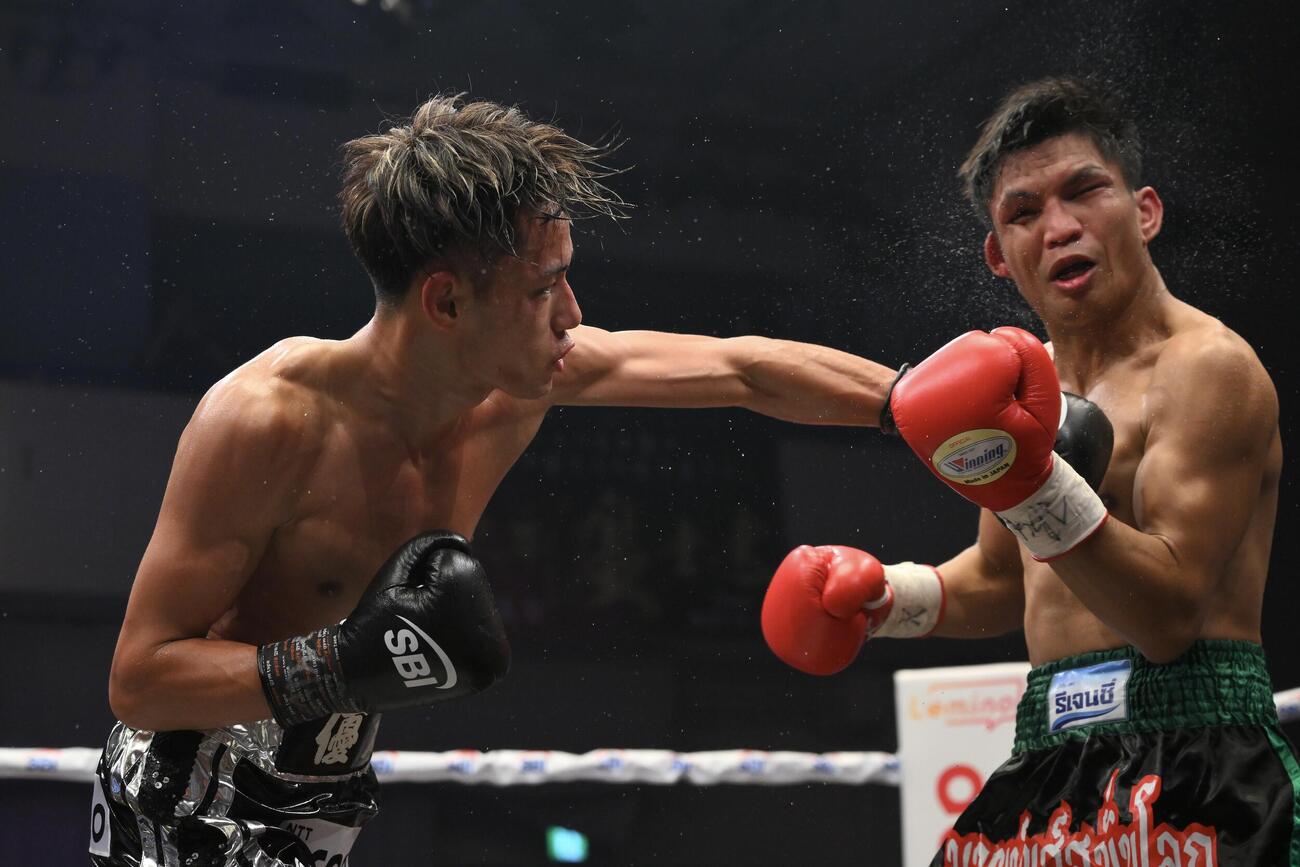 4回、坂井優太（左）はペッチ・ソー・チットパッタナをKOする（撮影・滝沢徹郎）