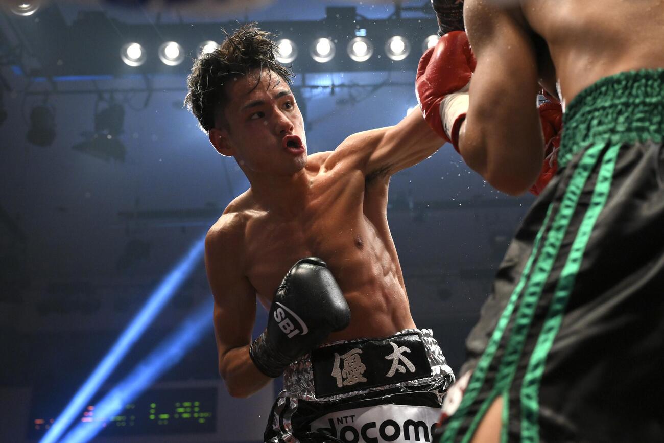 4回、坂井優太はペッチ・ソー・チットパッタナにパンチを打ち込む（撮影・滝沢徹郎）