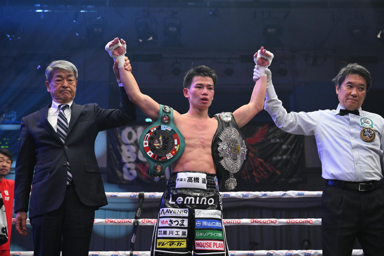 野上翔に勝利し東洋太平洋と日本フライ級のベルトを肩にかけ勝名乗りを受ける田中将吾（撮影・滝沢徹郎）