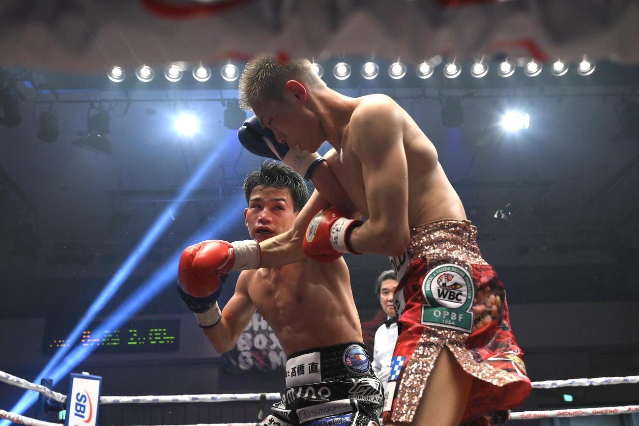 8回、田中将吾（後方）は野上翔にパンチを打ち込む（撮影・滝沢徹郎）