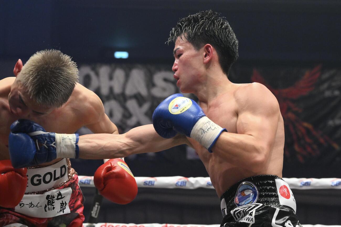 8回、田中将吾（右）は野上翔にパンチを打ち込む（撮影・滝沢徹郎）