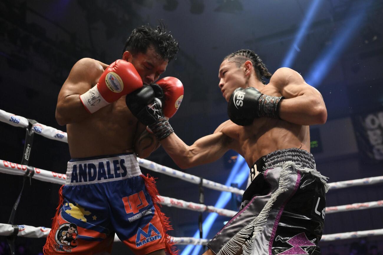 3回、片岡雷斗（右）はアルアル・アンダレスにアッパーを打ち込む（撮影・滝沢徹郎）