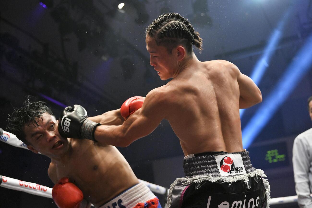 7回、片岡雷斗（右）はアルアル・アンダレスにパンチ打ち込む（撮影・滝沢徹郎）