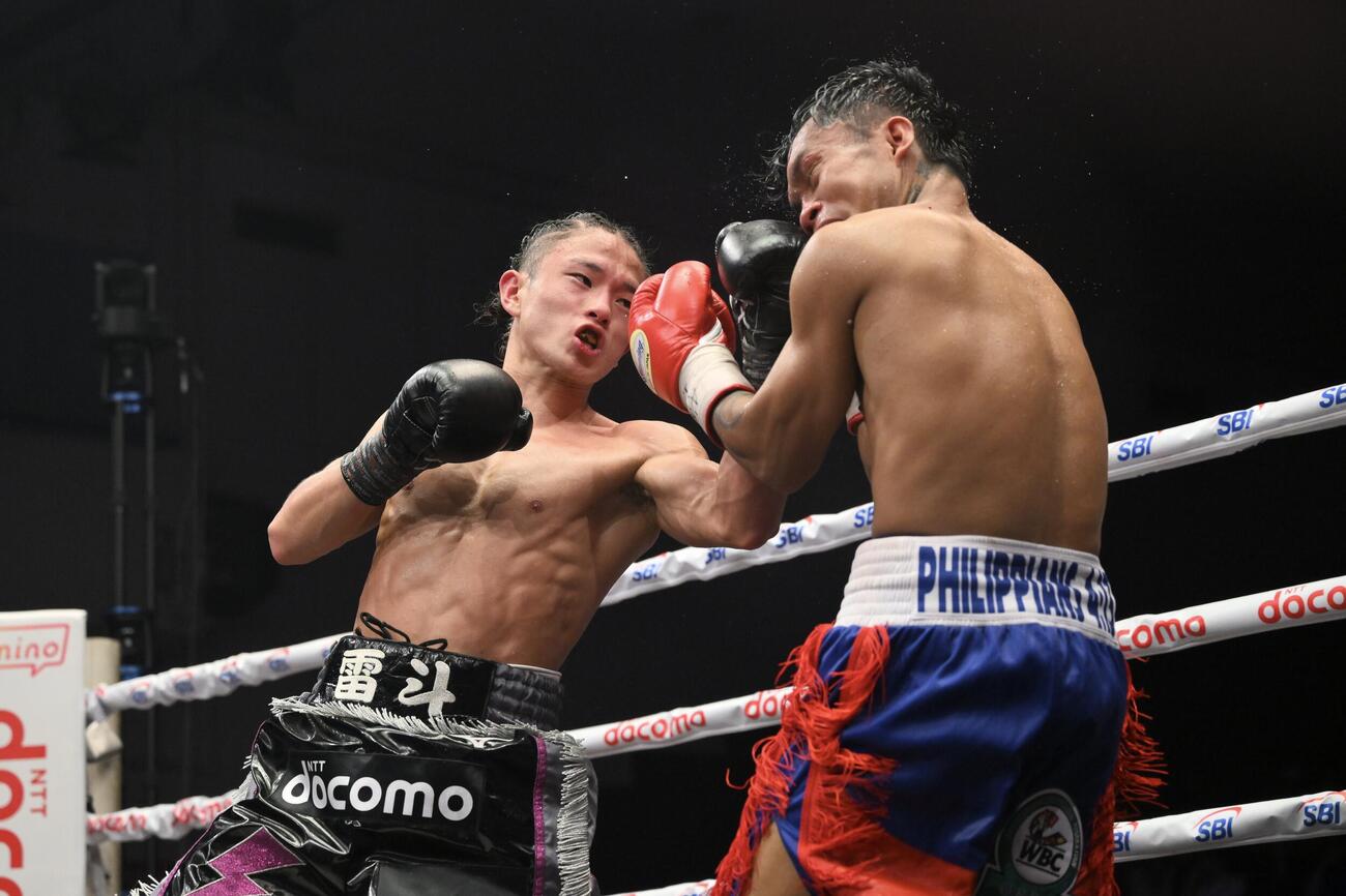 9回、片岡雷斗（左）はアルアル・アンダレスにパンチ打ち込む（撮影・滝沢徹郎）