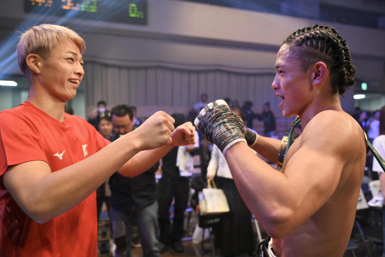 試合後、東洋太平洋ライトフライ級王座になった片岡雷斗（右）は弟の叶夢とグータッチする（撮影・滝沢徹郎）