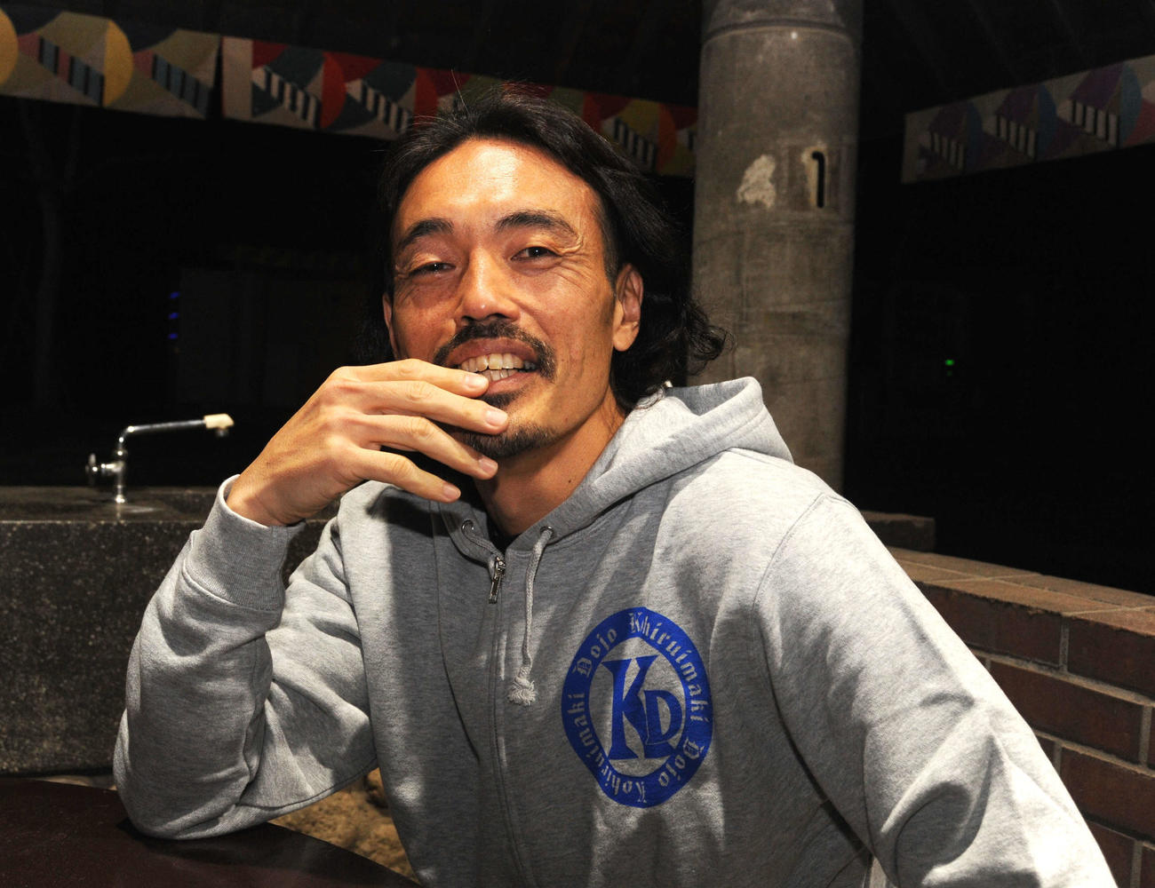 格闘家デビューへむけた合宿で笑顔をみせる安彦
