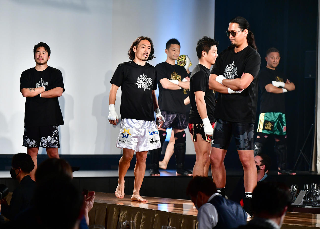 21年4月16日、格闘家デビュー戦でオープニングセレモニーに臨んだ安彦考真（中央）